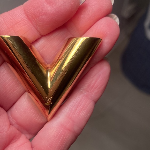 Authentic Louis Vuitton Magnetic V Brooch Brooche Gold - Picture 9 of 15